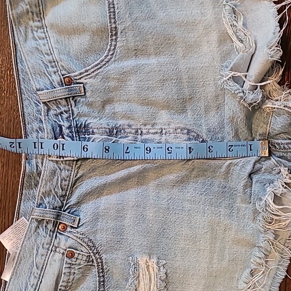 Levi's 501 Women's W32 Light Wash Button Fly Distressed Blue Jean Denim Shorts - Picture 9 of 16